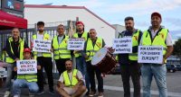 Streikende Männer mit gelben Westen und Protestschildern in der Hand, Quelle: Ali Carman, Fotograf/in: Ali Carman