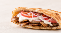 Döner im Brot mit Jogurt, Tomaten und Zwiebeln, Quelle: ChatGPT