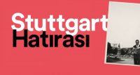 Ausstellungscover mit einem Mann, der auf dem Schlossplatz eine Zeitung liest., Quelle: StadtPalais Stuttgart