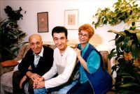 Drei Personen auf einem Sofa, Quelle: Privat Cem Özdemir