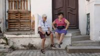 Zwei Menschen sitzend auf einer Treppe, Quelle: Ayça Damgacı Lunatik Film