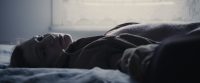Eine Frau liegt mit ihrem Oberkörper auf einem Bett., Quelle: climate-change-still3