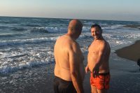 Zwei Männer in Badehosen am Strand, Quelle: Jeyan Kader Gülşen