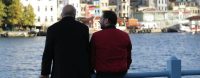 Zwei Männer sitzen am Ufer des Bosporus, Quelle: Jeyan Kader Gülşen