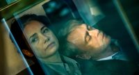 Eine Frau schaut durch ein Fenstern, auf ihrer Brust liegt ein Mann mit geschlossenen Augen, Quelle: EllaKnorz ifProductions / Alamode Film