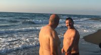 Zwei Männer in Badehosen am Strand, Quelle: Jeyan Kader Gülşen