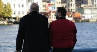Zwei Männer sitzen am Ufer des Bosporus, Quelle: Jeyan Kader Gülşen