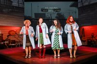 Vier Frauen in Arbeitskitteln stehen auf der Bühne, Quelle: Schauspielbühnen, Fotograf/in: Tobias Metz