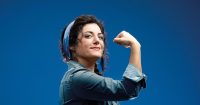 Quelle: Schauspielbühnen Stuttgart Eine Frau zeigt ihre Muskeln, Quelle: Schauspielbühnen Stuttgart