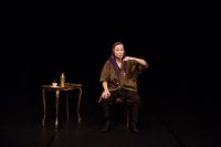 Quelle: Neslihan Arol Schauspielerin sitzt auf der Bühne, Quelle: Neslihan Arol