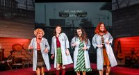 Vier Frauen in Arbeitskitteln stehen auf der Bühne, Quelle: Schauspielbühnen, Fotograf/in: Tobias Metz