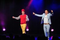 Zwei tanzende Männer auf der Bühne, Quelle: DTF Stuttgart