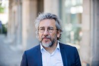 Can Dündar vor einem Gebäude bei Tageslicht, Quelle: Can Dündar, Fotograf/in: Milena Schlösser
