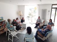 auf dem Bild sitzen eine Gruppe von Frauen im Kreis, Quelle: Foto DTF