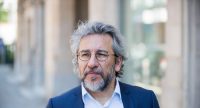 Can Dündar vor einem Gebäude bei Tageslicht, Quelle: Can Dündar, Fotograf/in: Milena Schlösser